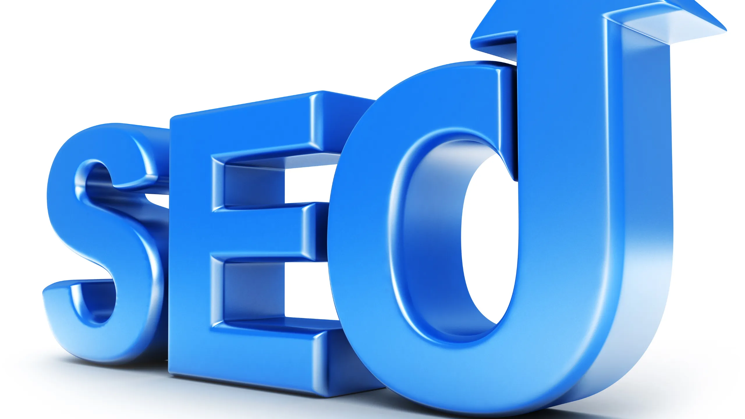 Letras azules tridimensionales que forman la palabra SEO con una flecha hacia arriba, que representan el tema de la auditoría