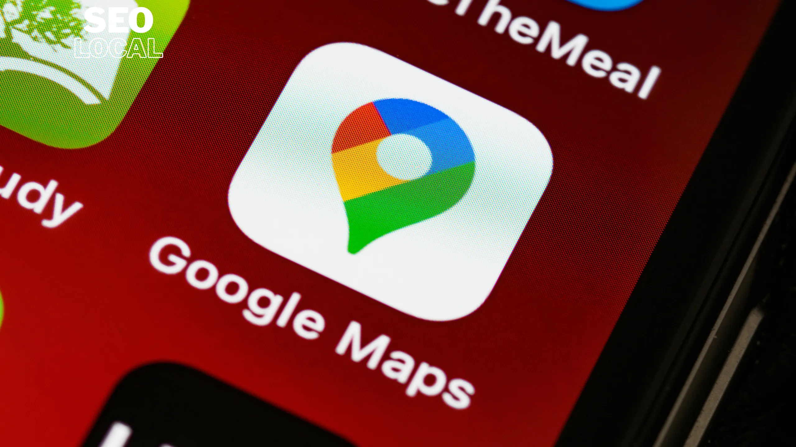 Un teléfono muestra el ícono de Google Maps en la pantalla, relacionado con el servicio de presencia local