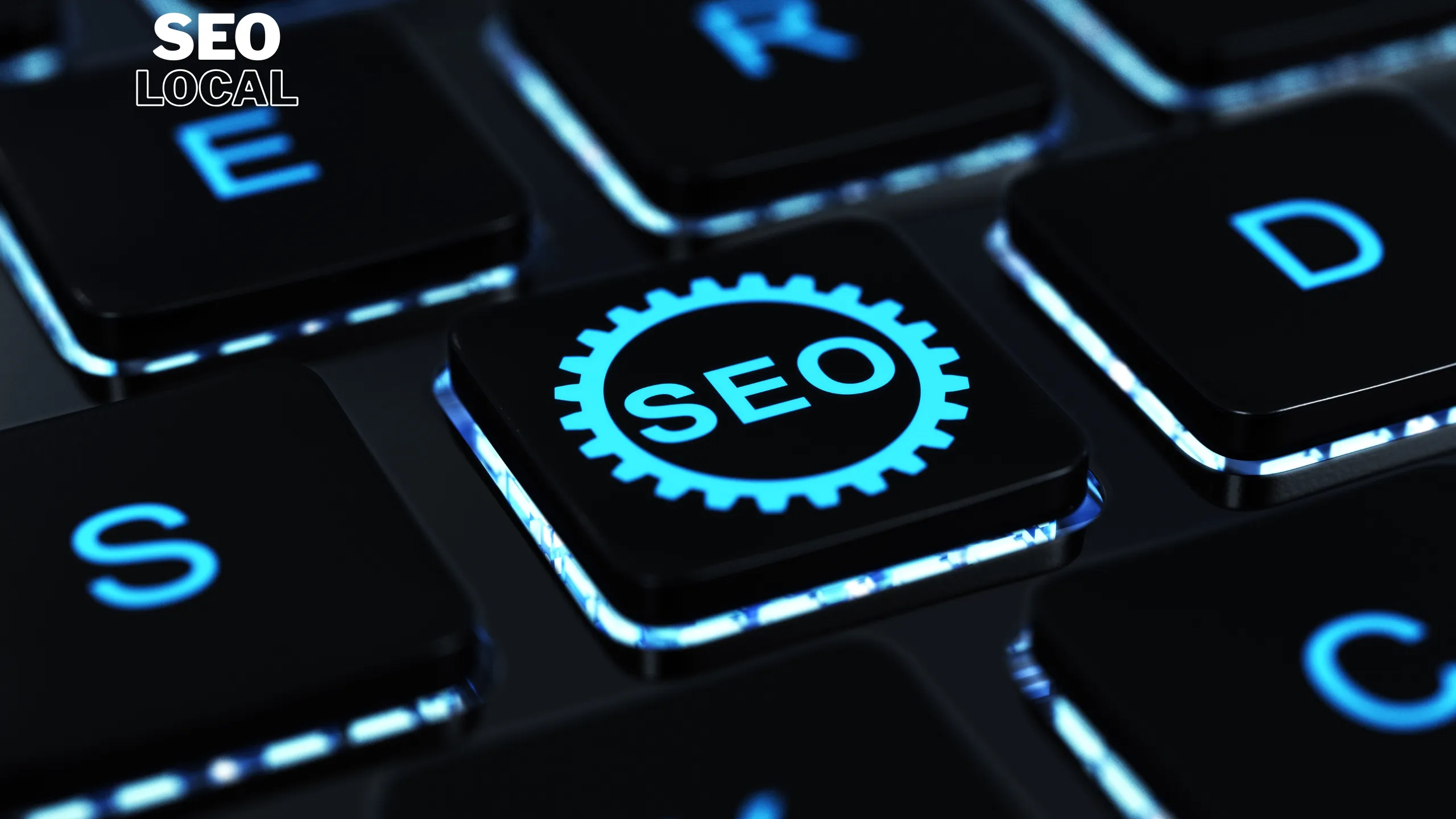 Un teclado oscuro con una tecla iluminada que dice SEO, que representa el primer paso para empezar